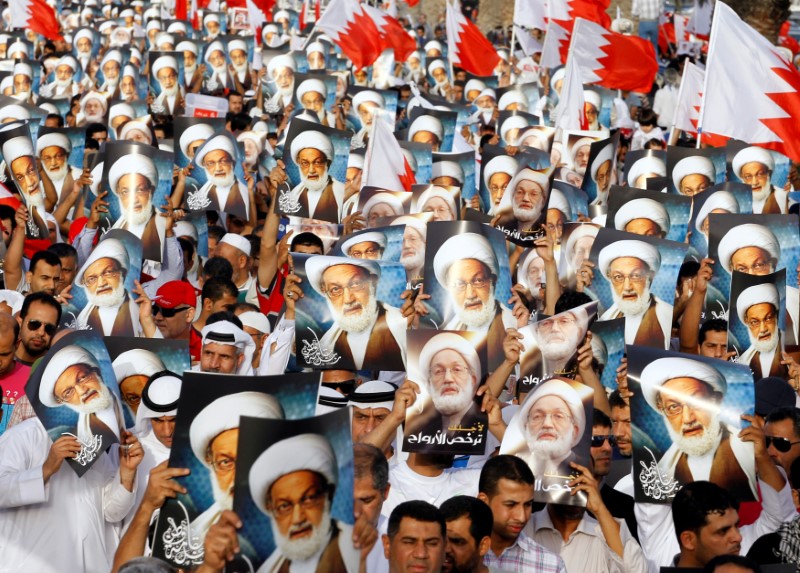 © Reuters. Anti-government protesters hold posters of Shi'ite cleric Ayatollah Sheikh Isa Qassim during an anti-government protest organised by Bahrain's main opposition group Al Wefaq, in Budaiya, west of Manama in this file photo