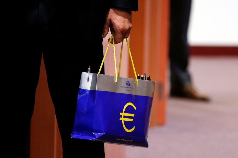 © Reuters. An official holds a bag with the euro logo during a eurozone finance ministers meeting in Brussels