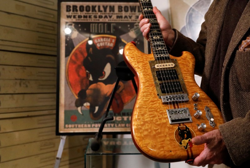 © Reuters. La guitarra del líder de Grateful Dead se subastará en Nueva York