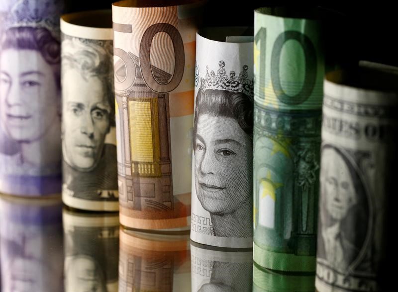© Reuters. Banconote in dollari, euro e sterline
