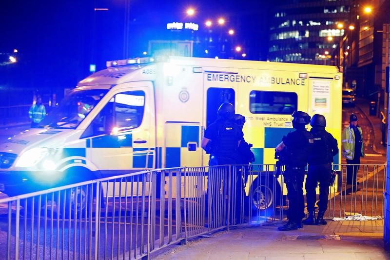 © Reuters. Un'ambulanza e agenti di polizia accanto alla Manchester Arena, nella città inglese, ieri sera