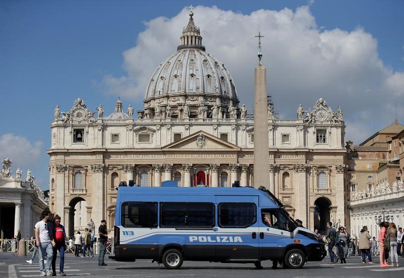 © Reuters. Un furgone della polizia in piazza San Pietro a Roma