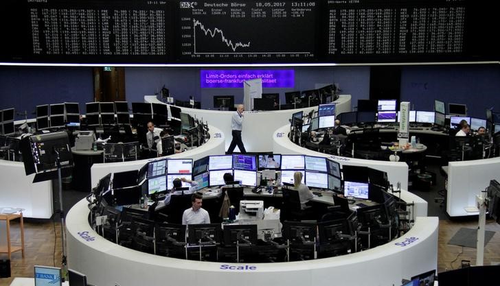 © Reuters. قطاعا التكنولوجيا والبنوك يدعمان الأسهم الأوروبية صباحا