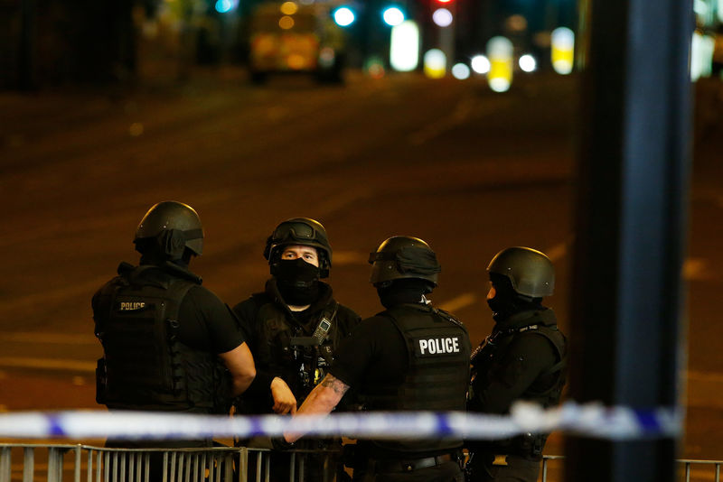 © Reuters. Policiais armados perto da Arena de Manchester, onde a cantora norte-americana Ariana Grande se apresentou, em Manchester, na Inglaterra