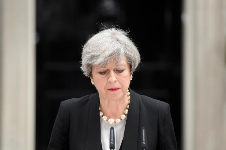 © Reuters. Primeira-ministra britânica, Theresa May, fala em frente a residência oficial na rua Downing Street em Londres