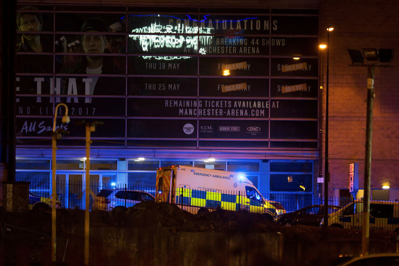 © Reuters. Um veículo da polícia e uma ambulância do lado de fora da Arena de Manchester, na Inglaterra