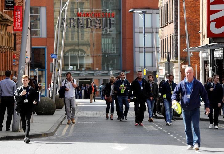 © Reuters. People rush out of the Arndale shopping centre as it is evacuated in Manchester