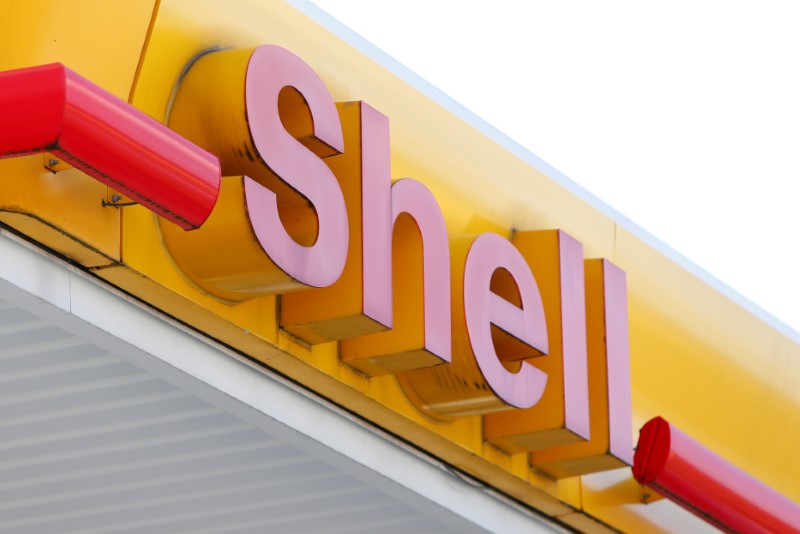 © Reuters. The logo of a Shell petrol station is pictured in Ulm