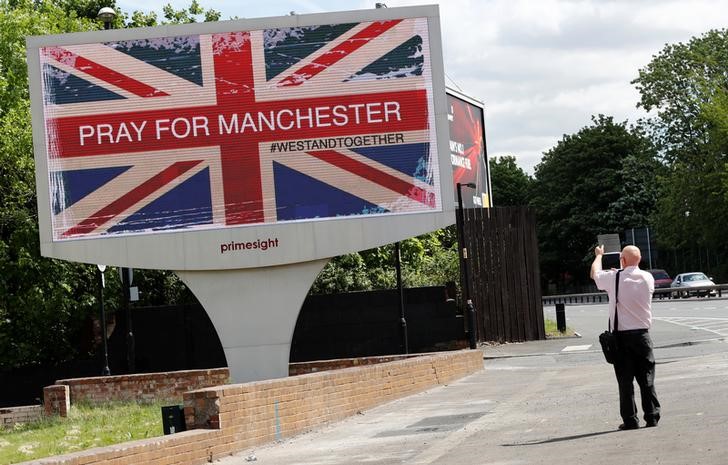 © Reuters. Homem fotografa cartaz em Manchester, na Inglaterra