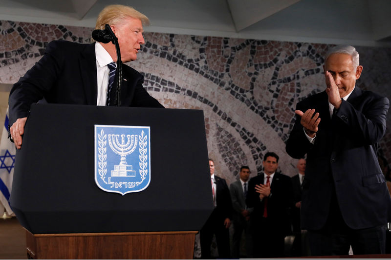 © Reuters. U.S. President Donald Trump, talks on a podium near Israeli Prime Minister Benjamin Netanyahu at the Israel Museum in Jerusalem