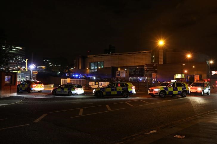 © Reuters. Veículos de polícia em frente a Arena de Manchester, na Inglaterra