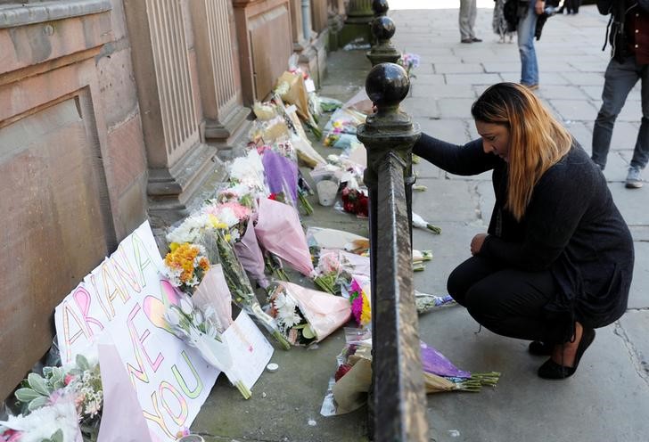 © Reuters. نجوم الفن والرياضة في مانشستر وخارجها يبدون صدمتهم بالتفجير الانتحاري