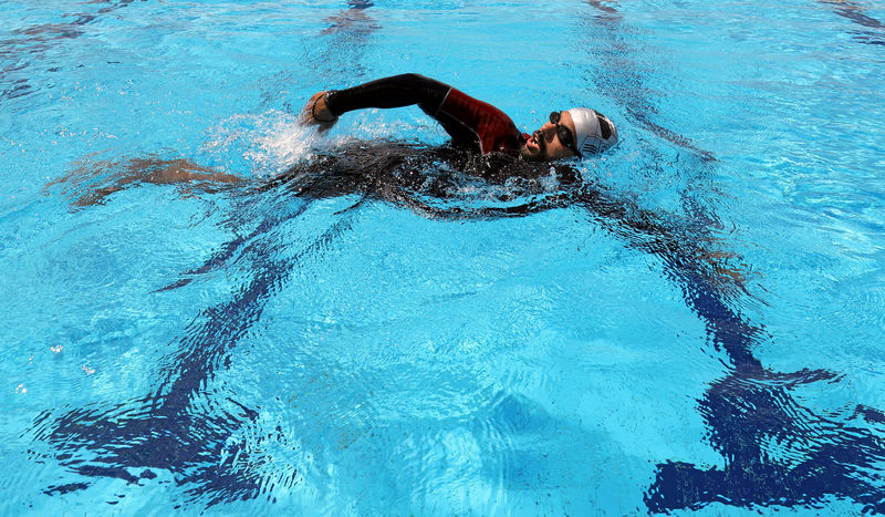 © Reuters. Egyptian swimmer Omar Hegazy, who is the first one-legged man to swim across the Gulf of Aqaba from Egypt to Jordan, during practice in Cairo