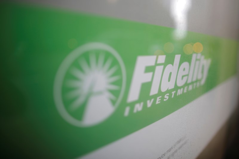 © Reuters. FILE PHOTO: A sign marks a Fidelity Investments office in Boston