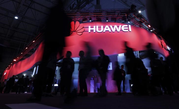 © Reuters. LE CHINOIS HUAWEI SE LANCE SUR LE MARCHÉ DES PC