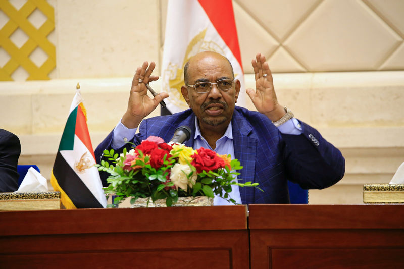 © Reuters. FILE PHOTO: Sudan's President Omar Hassan al-Bashir speaks during a press conference after the oath of the prime minister and first vice president Bakri Hassan Saleh at the palace in Khartoum