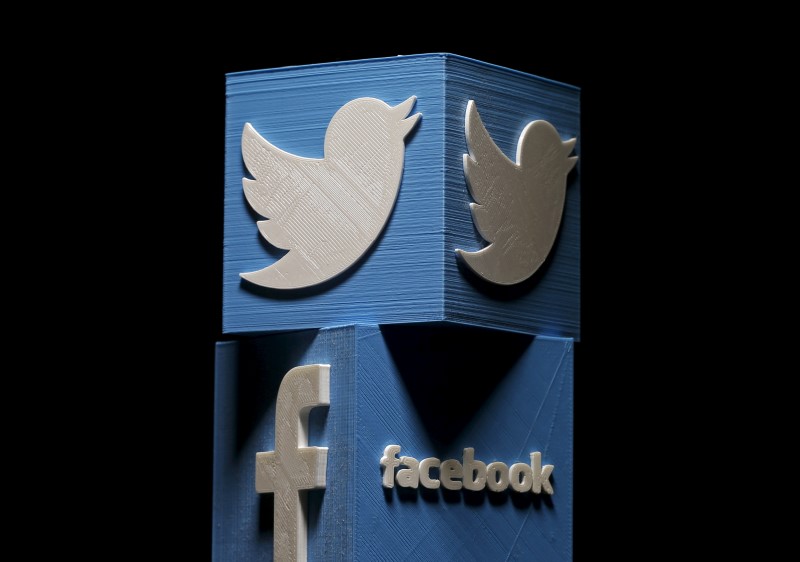 © Reuters. 3D-printed Facebook and Twitter logos are seen in this picture illustration made in Zenica