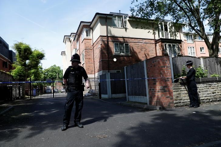 © Reuters. Policiais em frente a uma propriedade residencial perto de local onde um homem foi preso em Manchester