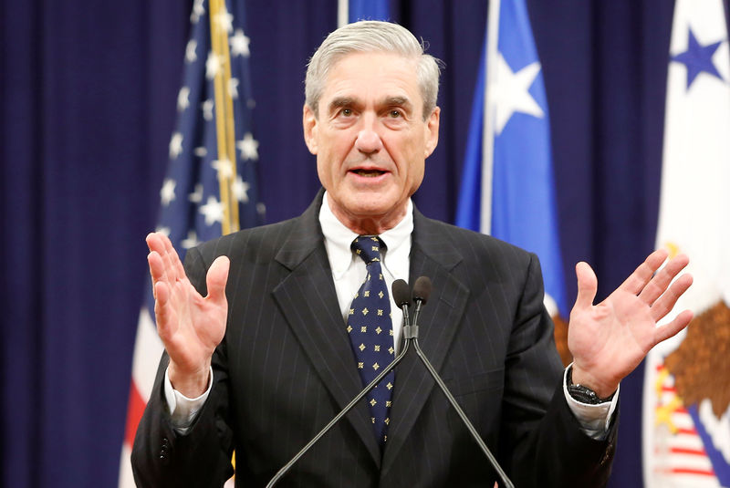 © Reuters. FILE PHOTO - Robert Mueller reacts to applause from the audience during his farewell ceremony at the Justice Department in Washington