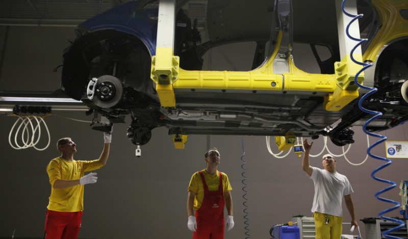 © Reuters. A worker checks a chassis of a Kia car in its Slovakian factory in Zilina