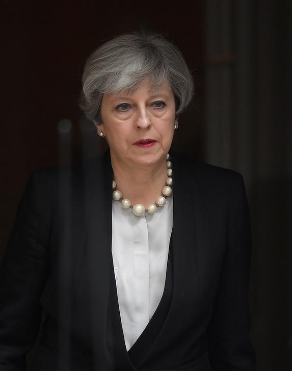 © Reuters. Primeira-ministra britânica, Theresa May, deixa residência oficial na rua Downing Street em Londres