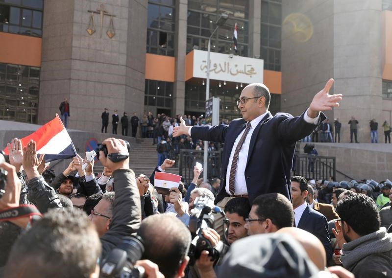 © Reuters. مصادر: احتجاز محام حقوقي مصري بارز بتهمة ارتكاب فعل فاضح