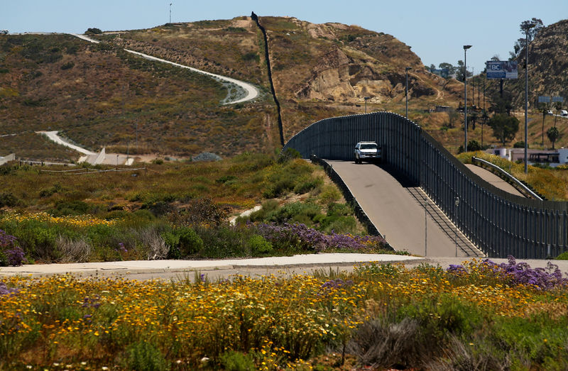 © Reuters. FILE PHOTO: U.S. Border patrol agents man the fence with Mexico at Border Field State Park in San Diego