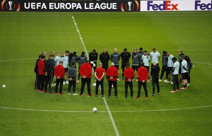 © Reuters. دقيقة صمت حدادا على ضحايا مانشستر قبل مباراة نهائي الدوري الأوروبي