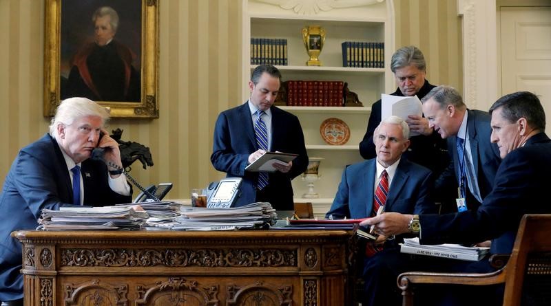 © Reuters. FILE PHOTO: Trump speaks by phone with Putin in the Oval Office at the White House in Washington