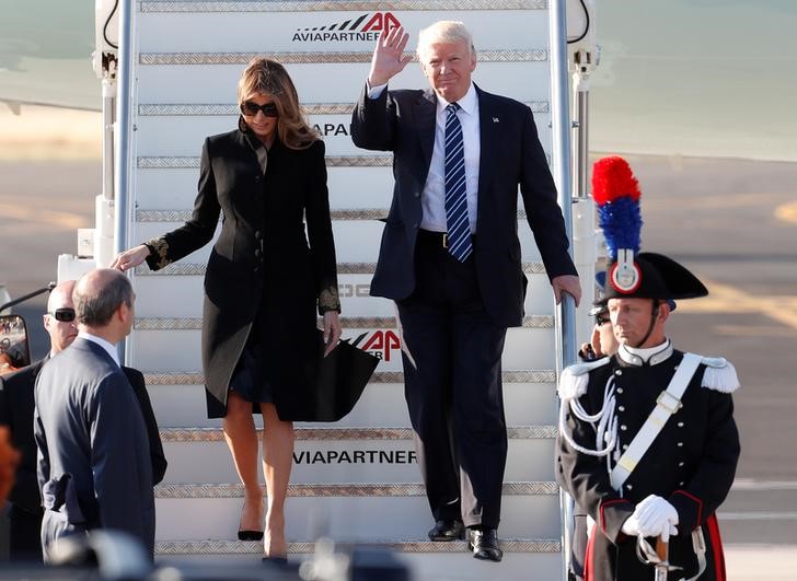 © Reuters. Trump e a primeira-dama Melania Trump chegam ao aeroporto Leonardo Da Vinci em Roma