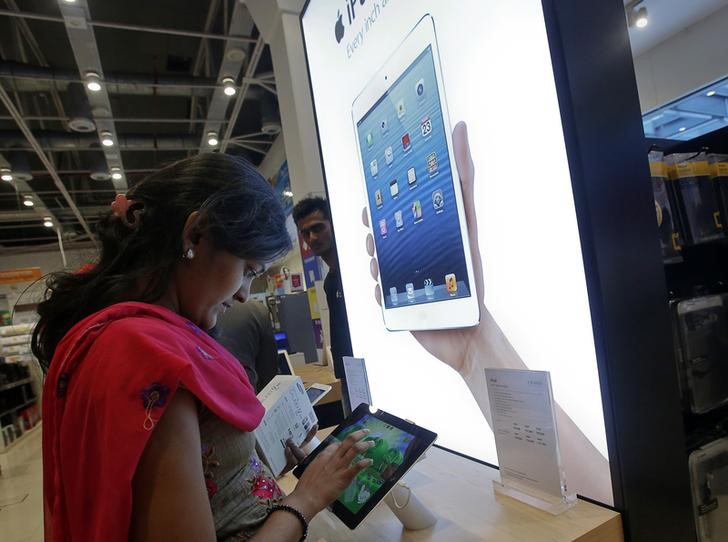 © Reuters. Cliente testa iPad Mini em loja da Apple em Mumbai