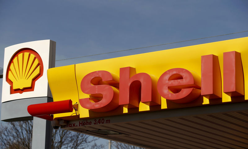 © Reuters. FILE PHOTO - Shell's company logo is pictured at a gas station in Zurich