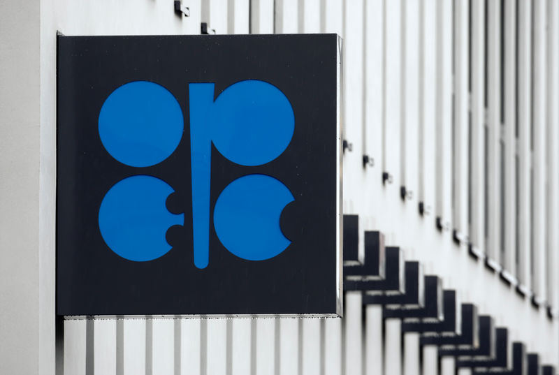© Reuters. FILE PHOTO - The OPEC logo is pictured on the wall of the new OPEC headquarters in Vienna