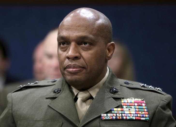 © Reuters. Diretor da Agência de Inteligência da Defesa dos EUA, tenente-general Vincent Stewart, aguarda início de audiência no Senado dos Estados Unidos