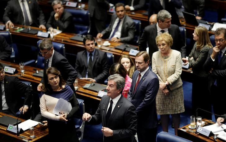 © Reuters. Senadores debatem no plenário da Casa