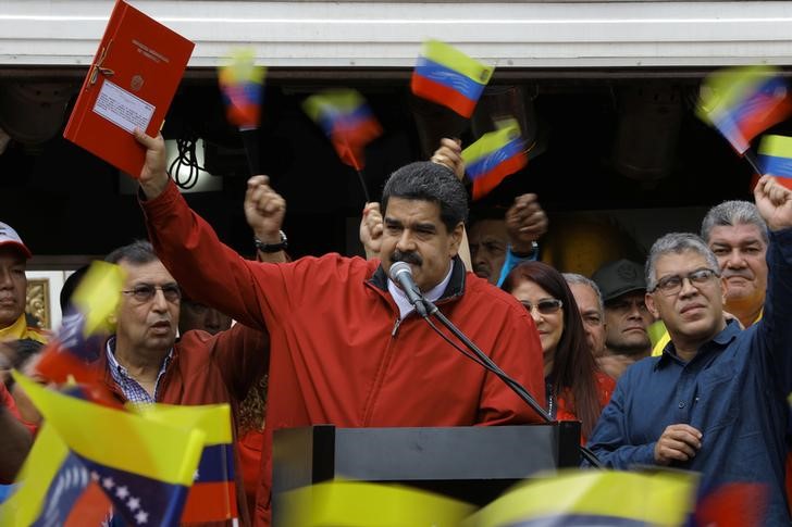 © Reuters. مادورو يتعهد بالمضي في تشكيل جمعية تأسيسية جديدة رغم الاضطرابات