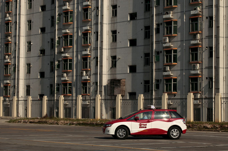 © Reuters. FILE PHOTO: A BYD E6 electric car, used as a taxi in Shenzhen, is seen in a car park in the southern Chinese city of Shenzhen