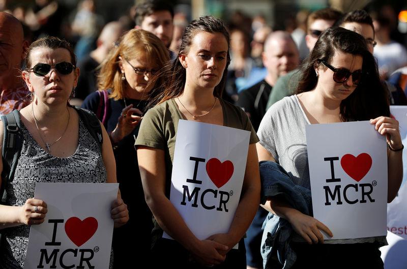 © Reuters. Women wait to take part in a vigil for the victims of an attack on concert goers at Manchester Arena, in central Manchester
