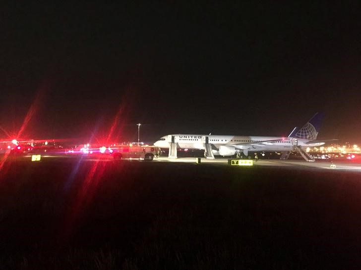 © Reuters. إغلاق مطار نيوارك في نيوجيرزي بعد حريق بمحرك طائرة