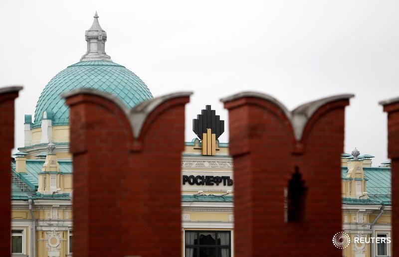 © Reuters. Логотип Роснефти на штаб-квартире компании в Москве