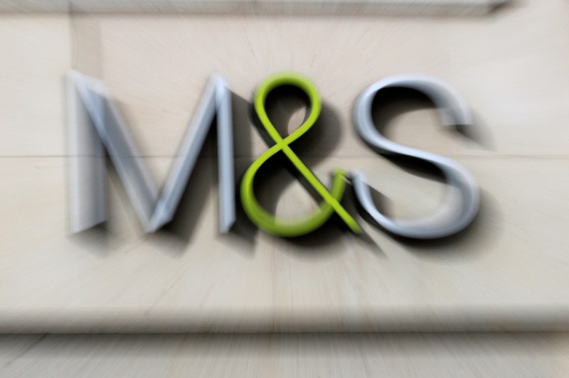 © Reuters. MARKS & SPENCER: RECUL MOINS MARQUÉ QUE PRÉVU DU BÉNÉFICE 2016-17