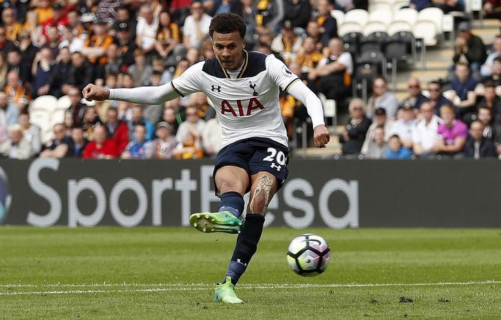 © Reuters. Tottenham's Dele Alli scores their third goal