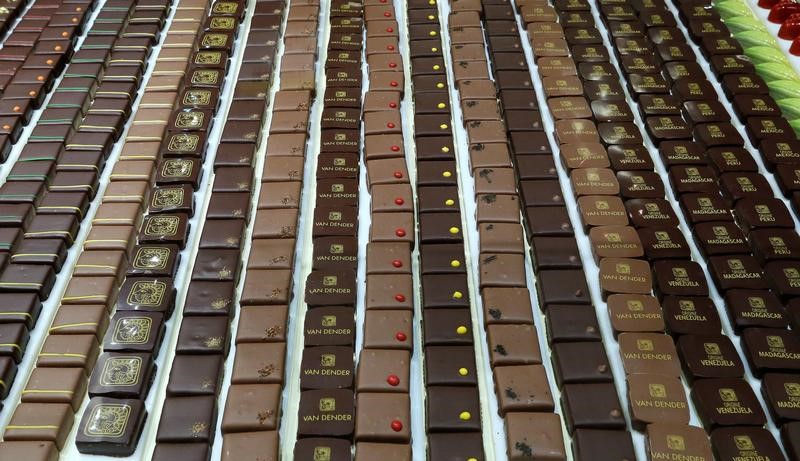 © Reuters. دراسة: عشاق الشوكولاتة في مأمن من اضطراب ضربات القلب