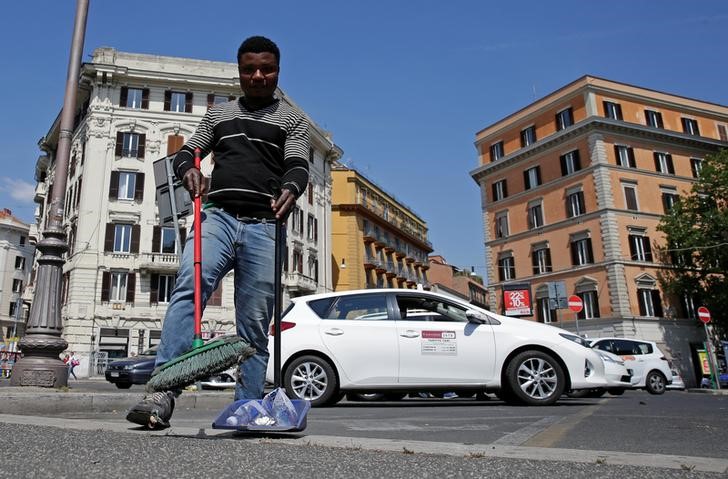 © Reuters. كنس الشوارع .. من وسائل المهاجرين للاندماج في روما