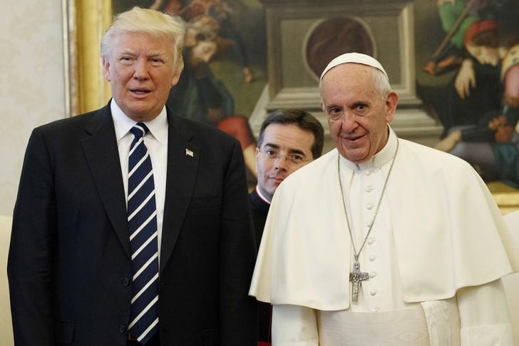 © Reuters. U.S. President Donald Trump and Pope Francis meet at the Vatican