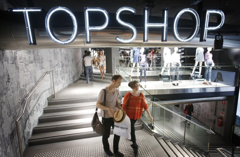© Reuters. Shoppers exit a Topshop store in Sydney
