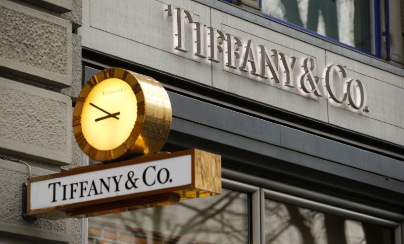 © Reuters. A clock is placed in front of a store of U.S. jeweller Tiffany in Zurich