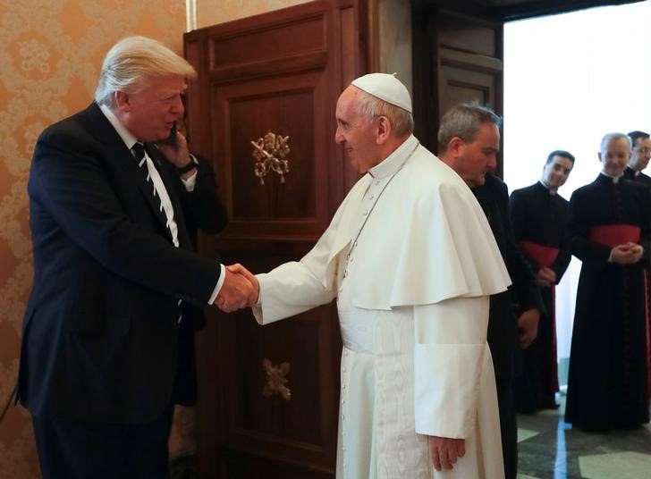 © Reuters. El Papa pide a Trump que sea un instrumento de la paz