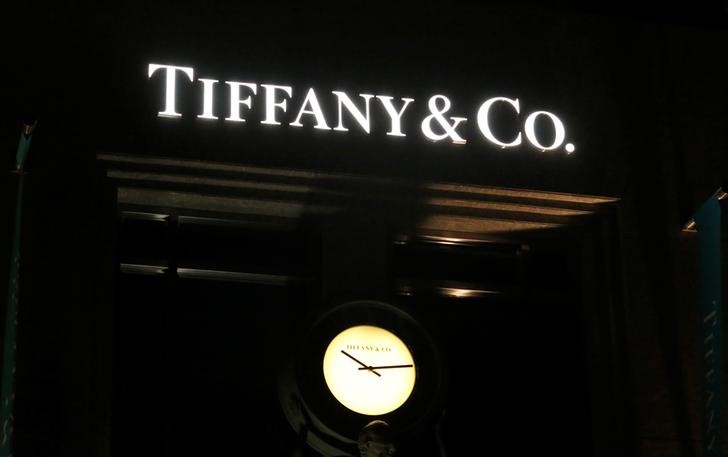 © Reuters. The logo of U.S. jeweller Tiffany & Co. is seen in Mexico City's swanky Polanco