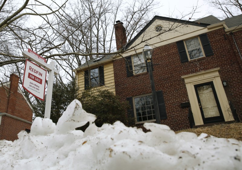© Reuters. FILE PHOTO: An existing home for sale is seen in Silver Spring Maryland